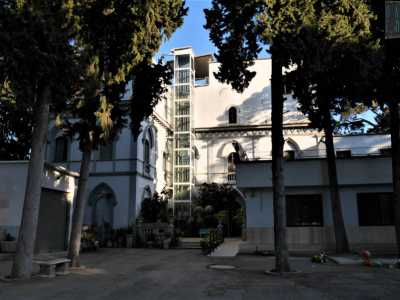 L�istituto � alloggiato in un edificio ottocentesco, il cui parco � confinante con villa Larocca. Una suora ci consente di entrare per fare delle foto, ma ci avverte: �Solo nel giardino perch� qui ci sono molti minori�. Dal punto di vista strutturale comunque dell�antica costruzione � rimasto ben poco, avendo subito negli anni numerosi lavori di ampliamento